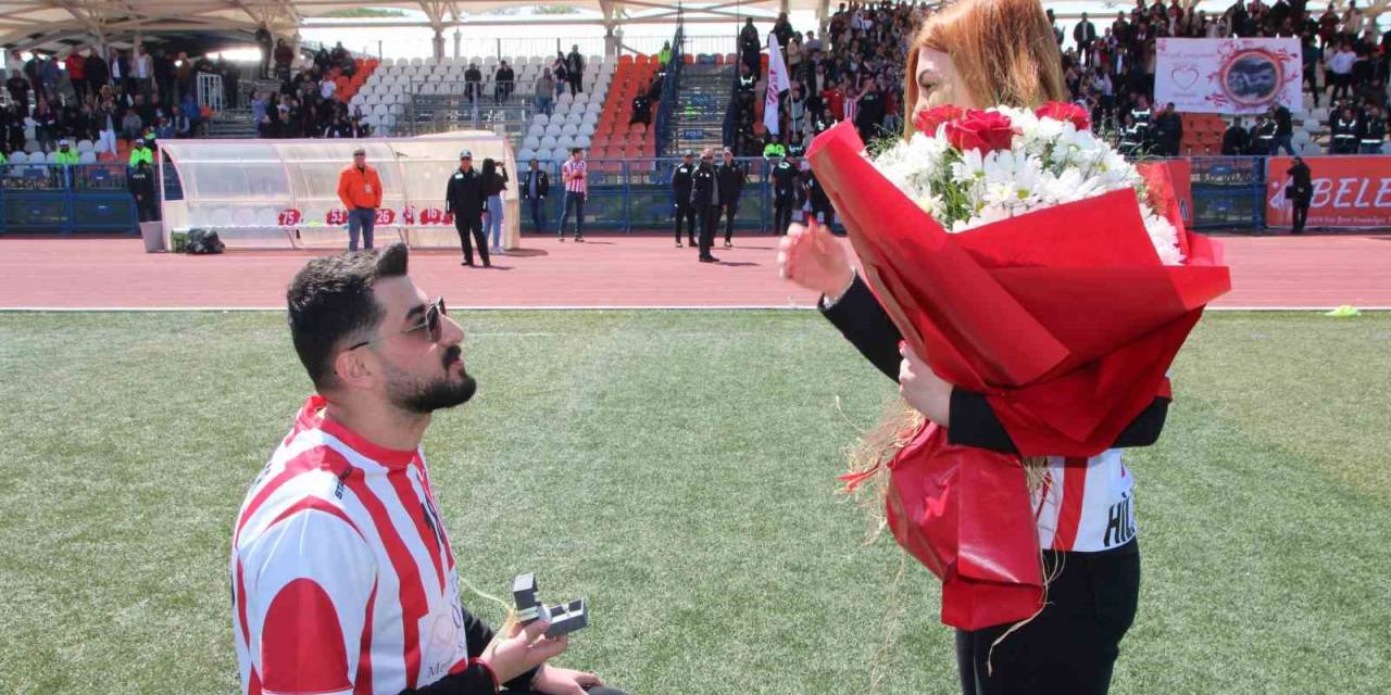3 Ay Önce Bilecikspor Maçında Tanıştılar, Aynı Statta Taraftarın Önünde Evlenme Teklifi Etti
