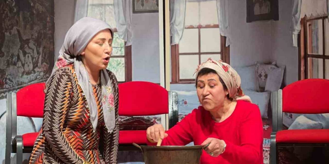 Kadınlar Depremzedeler Yararına Tiyatro Oyunu Sergiledi