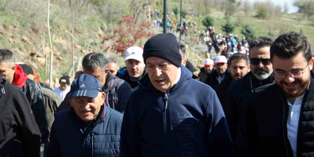 Bakan Akar: "40 Yıldır Milletimizin Başına Musallat Olan Beladan Asil Milletimizi Kurtaracağız"