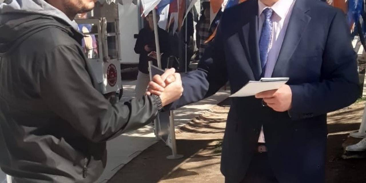 Başkan Suer, Seçim Standında Broşür Dağıttı
