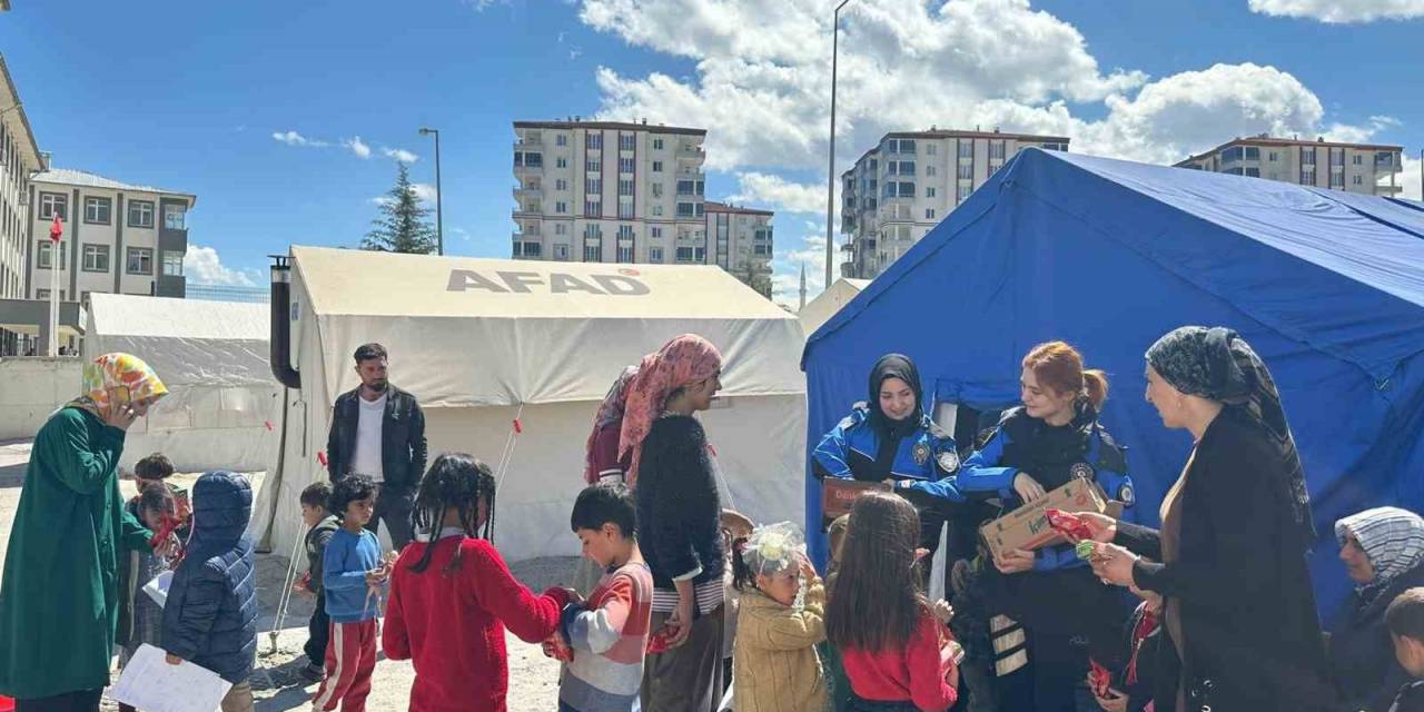 Polis Depremzede Çocuklara Moral Oluyor