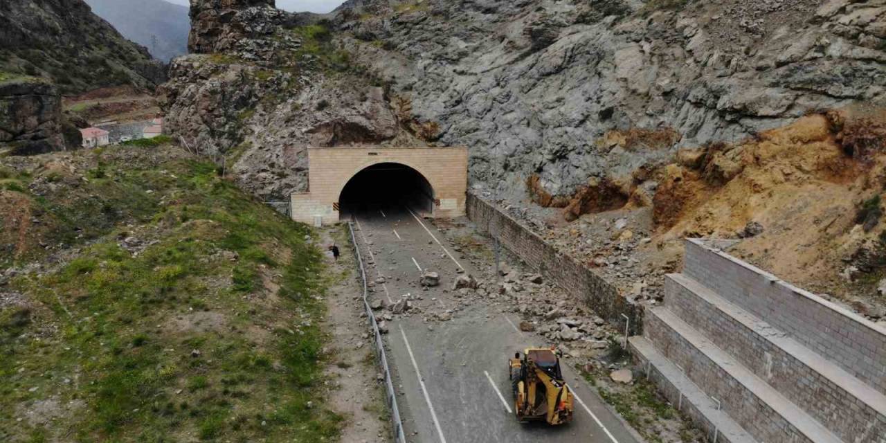 Gümüşhane’de Meydana Gelen Heyelanda Dev Kayalar Karayolunu Ulaşıma Kapattı!