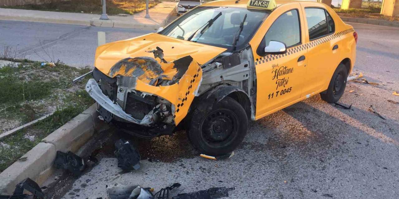 Yeni Hastane Kavşağında Yaşanan Trafik Kazasında 3 Kişi Yaralandı