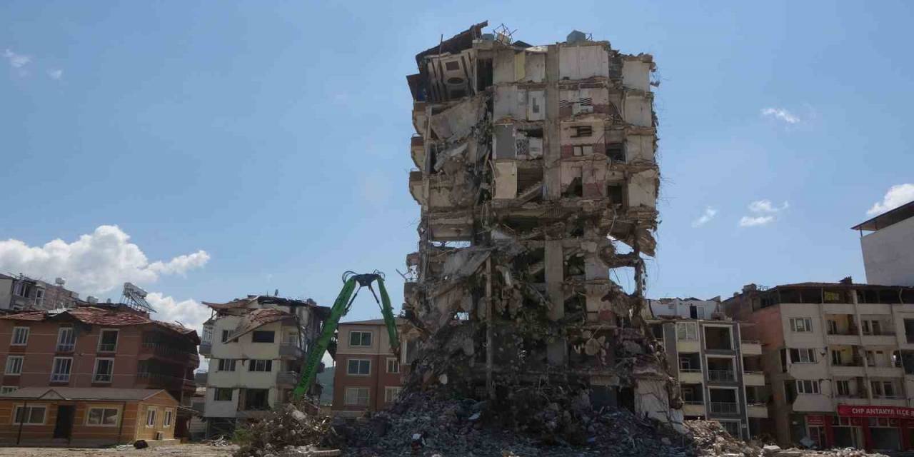 Hatay’da Enkaz Kaldırma Çalışmaları Devam Ediyor