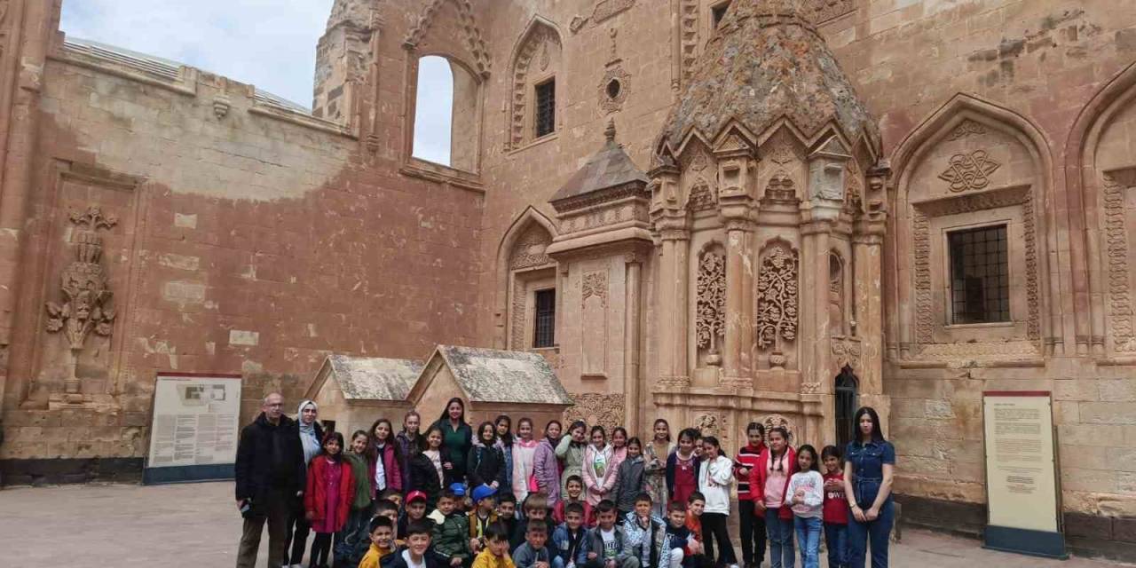 Ağrılı Öğrenciler, İlk Defa Kentin Tarihi Ve Turistik Mekanları Gördü