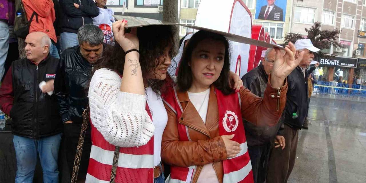 Tekirdağ’da Sağanak Yağmur Altında 1 Mayıs Kutlaması