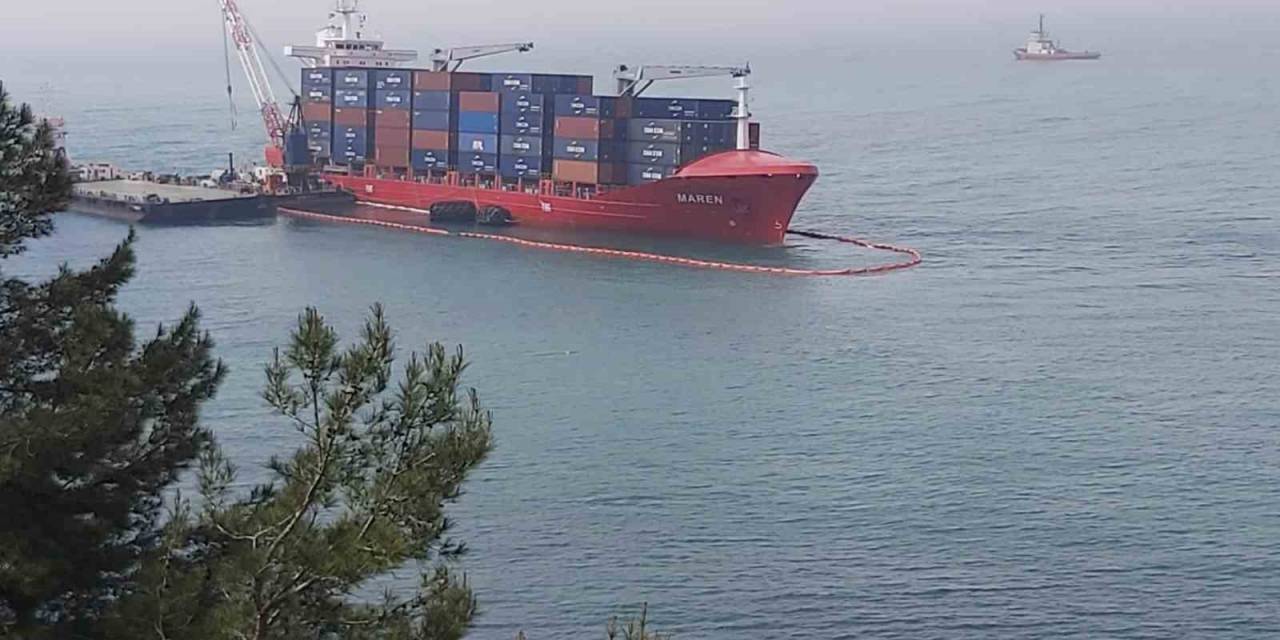 Kastamonu’da Karaya Oturan Gemi Yan Yatmaya Başladı