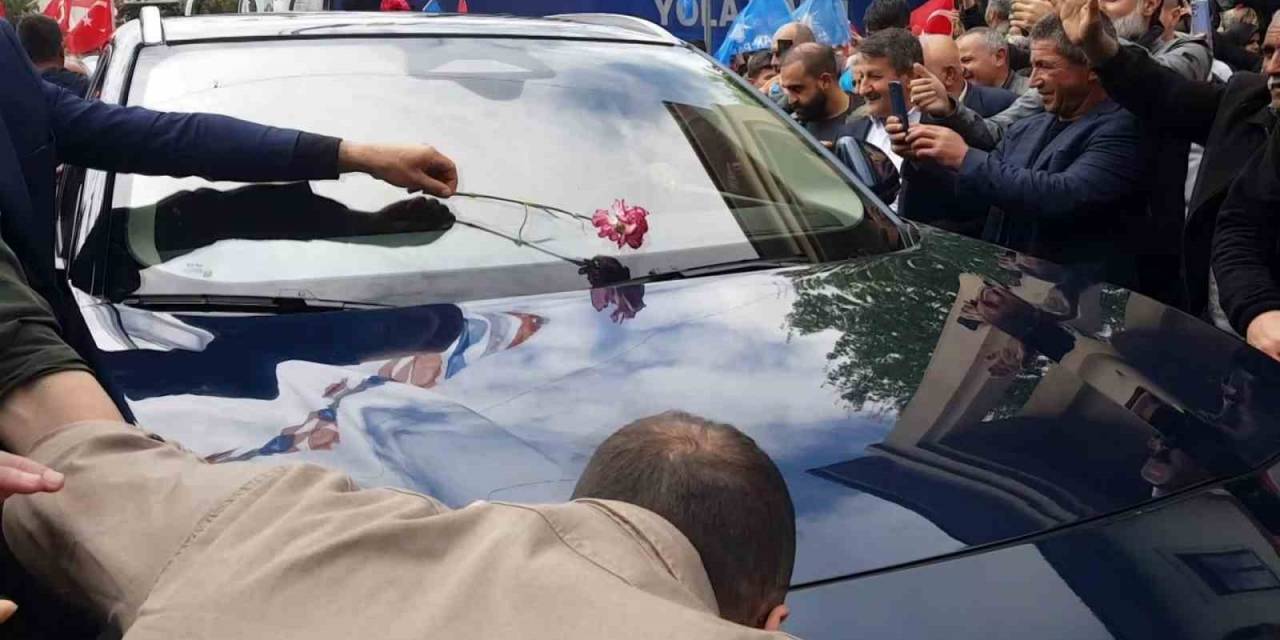 Togg’u Karşısında Gördü Eğilip Kaputunu Öptü