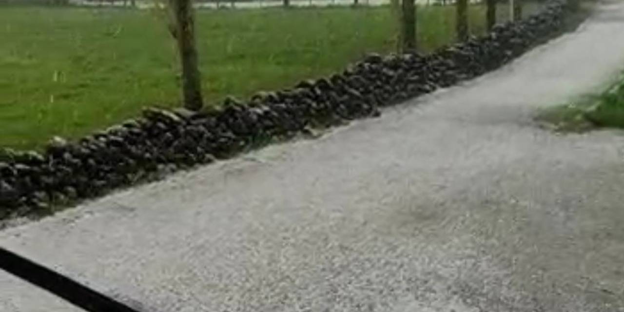 Ceviz Büyüklüğündeki Dolu Beldeyi Beyaza Bürüdü