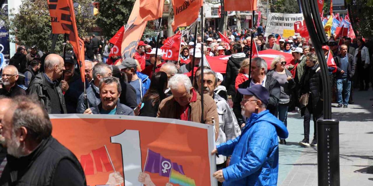 Önde Lgbt Pankartı, Arkasında Türk Bayrağı