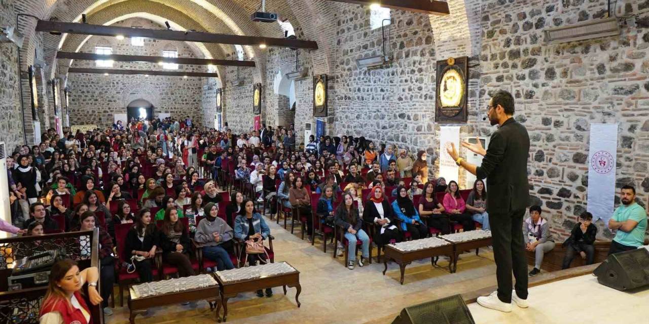 Manisa’da Öğrencilere Başarı Semineri