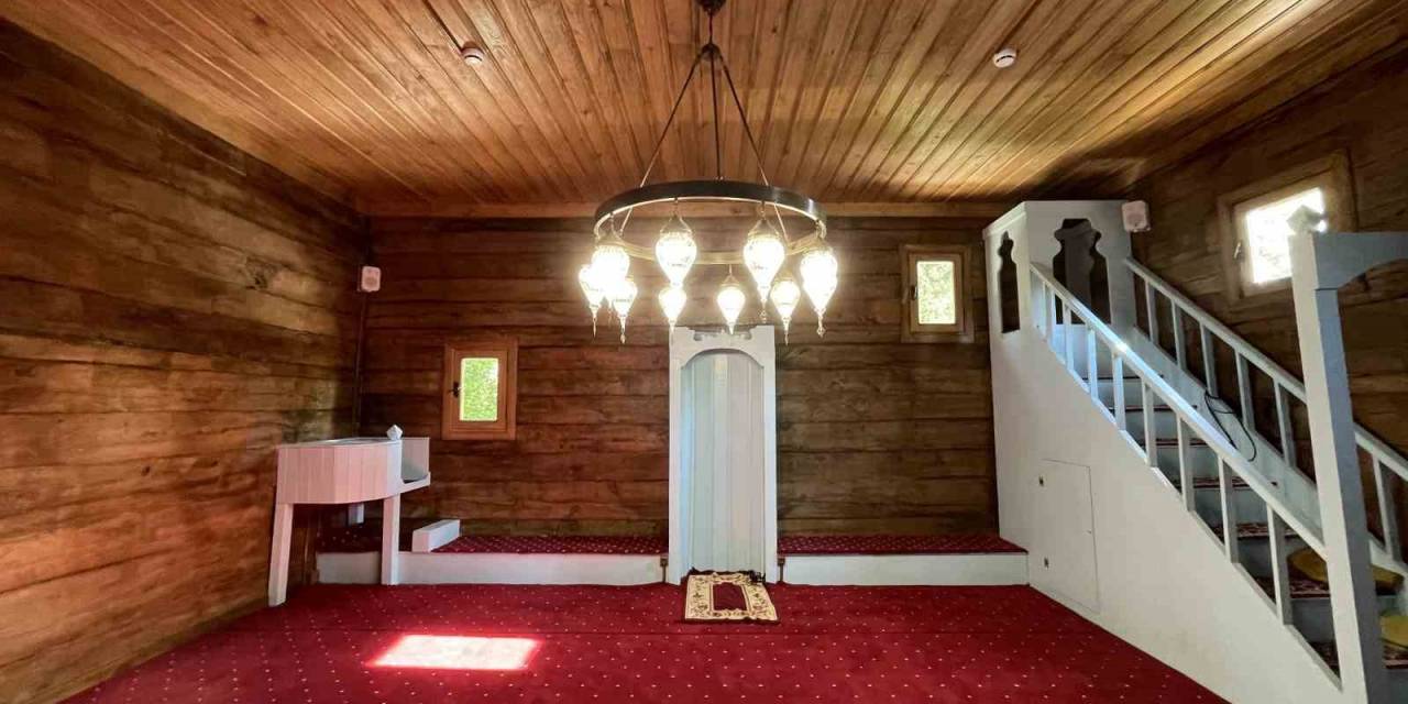 Restorasyonu Tamamlanan 698 Yıllık Camide Eller Semaya Açıldı