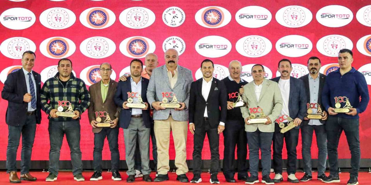 Güreş Federasyonu Şampiyonları Ödüllendirdi
