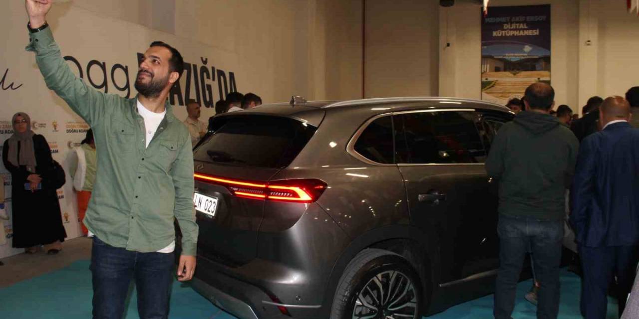 Elazığ’da Türkiye’nin Milli Otomobili Togg’a Vatandaşlardan Büyük İlgi
