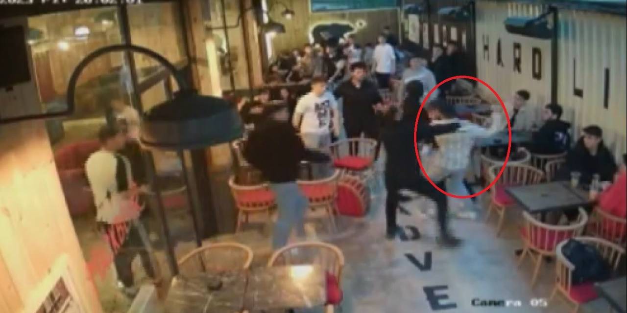 Gençlerin Kavgası Kafeyi Karıştırdı: O Anlar Kamerada