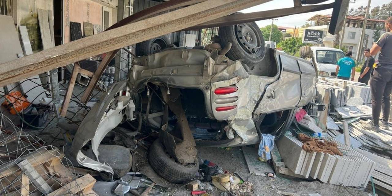 Fethiye’de Otomobil Mermer Dükkanına Daldı: 1 Yaralı