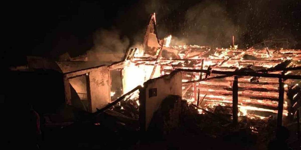 Köyde Çıkan Yangında Ev Ve Samanlık Küle Döndü