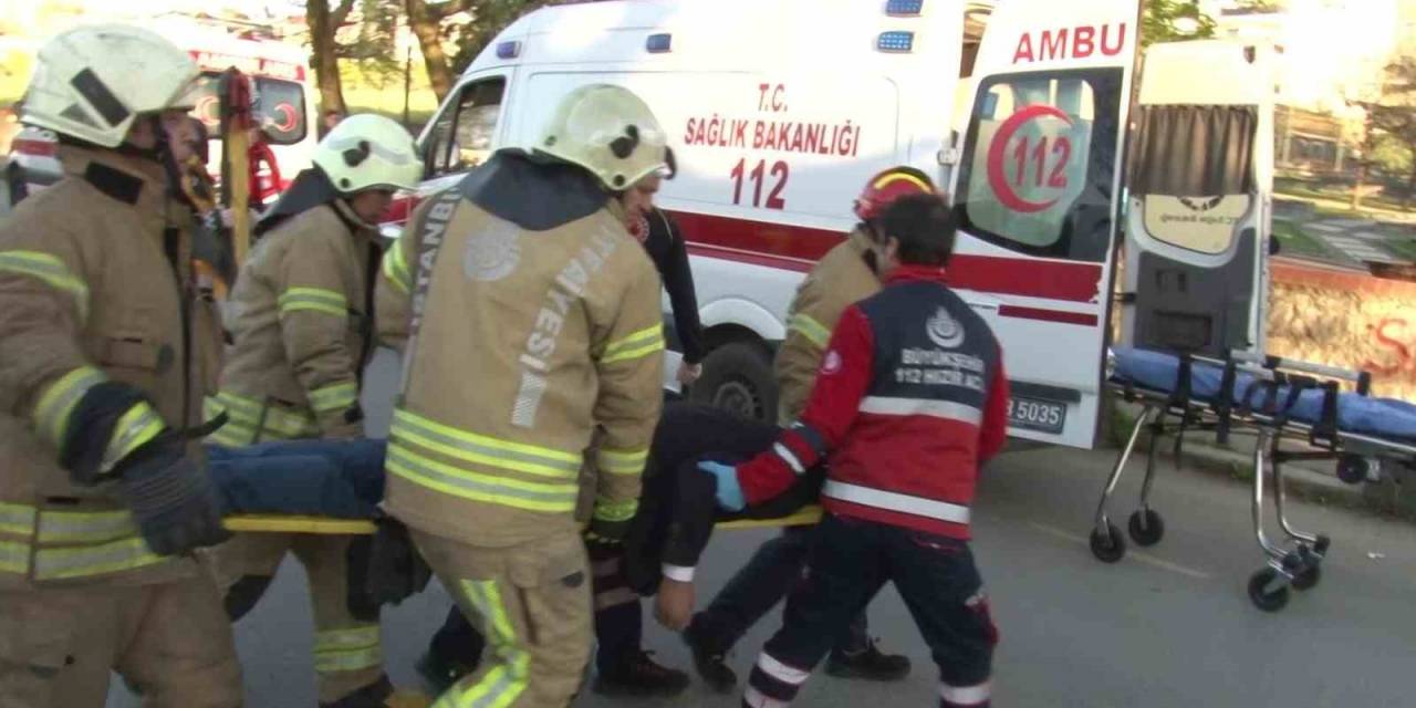Sancaktepe’de Servis Minibüsü İle Otomobil Çarpıştı: 2 Ölü