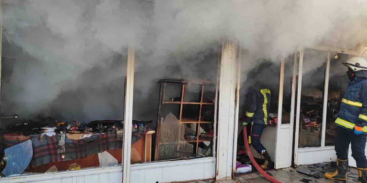 Van’da Çıkan Yangında Bir İş Yeri Kullanılamaz Hale Geldi