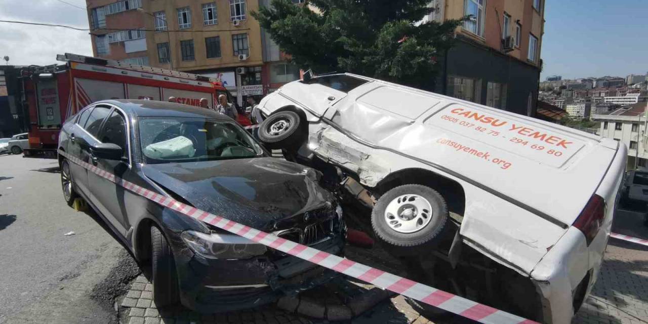 Hızını Alamayan Araç Park Halindeki Minibüsü Devirdi