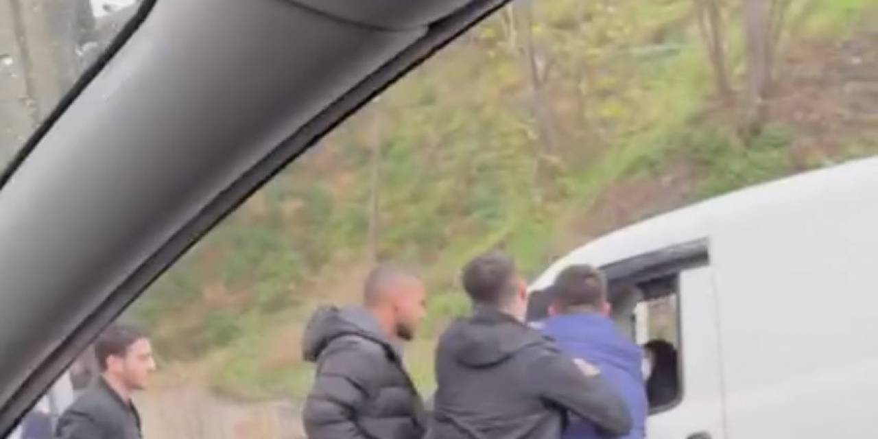 İstanbul’da Trafikte Yumruklu Ve Sopalı Kavga