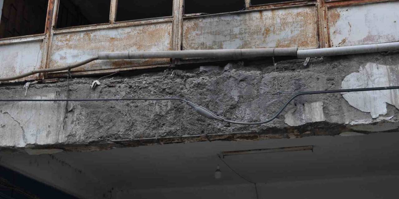 Bu Caddedeki Eski Yapılar Mahallede Endişe Oluşturuyor