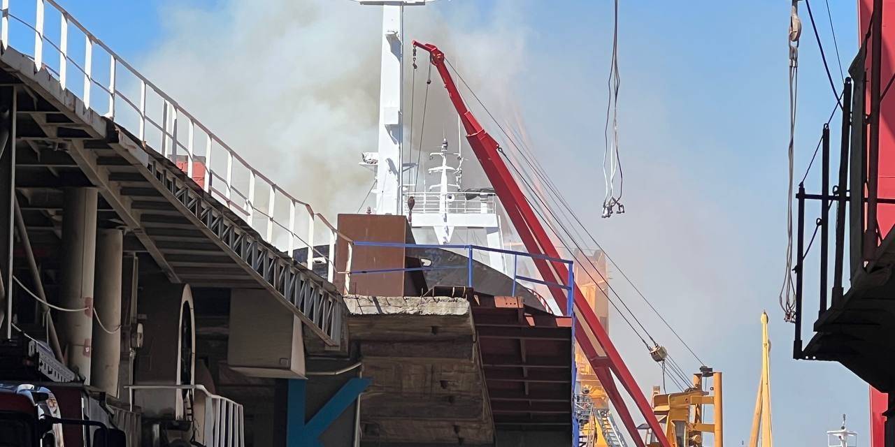 Tuzla’da Kuru Yük Gemisinde Yangın