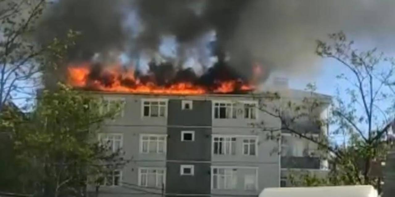 Sultanbeyli’de 4 Katlı Binanın Çatısı Alev Alev Yandı