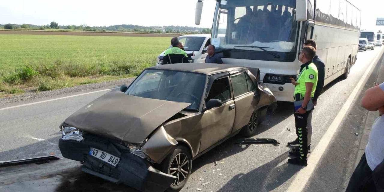 Kırmızı Işıkta Bekleyen Otomobillere, Personel Servis Otobüsü Çarptı: 2 Yaralı