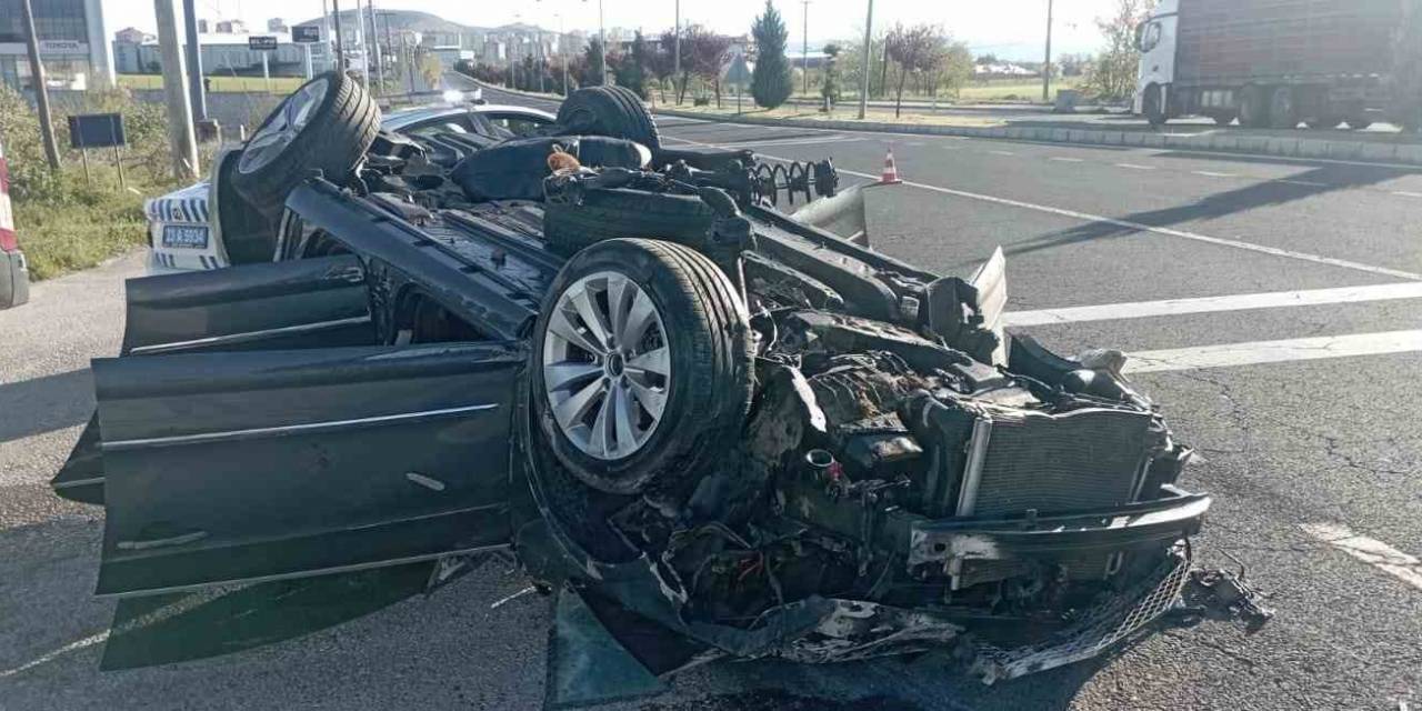 Elazığ’da Karşı Şeride Geçen Otomobil Ters Döndü: 1 Ölü, 2 Yaralı