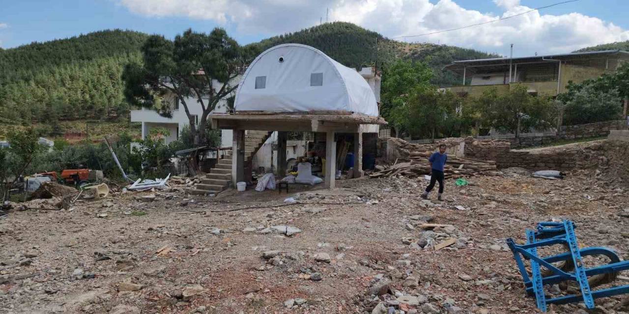 Yılandan Korkup Çadırını Yapının Üstüne Kurdu