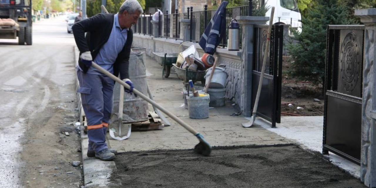 Kaldırım Yenileme Çalışmaları Devam Ediyor