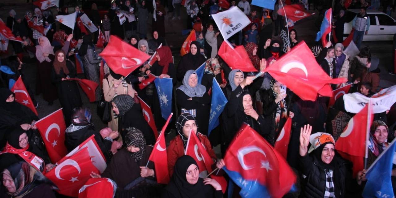 Ak Partililere Miting Gibi Karşılama