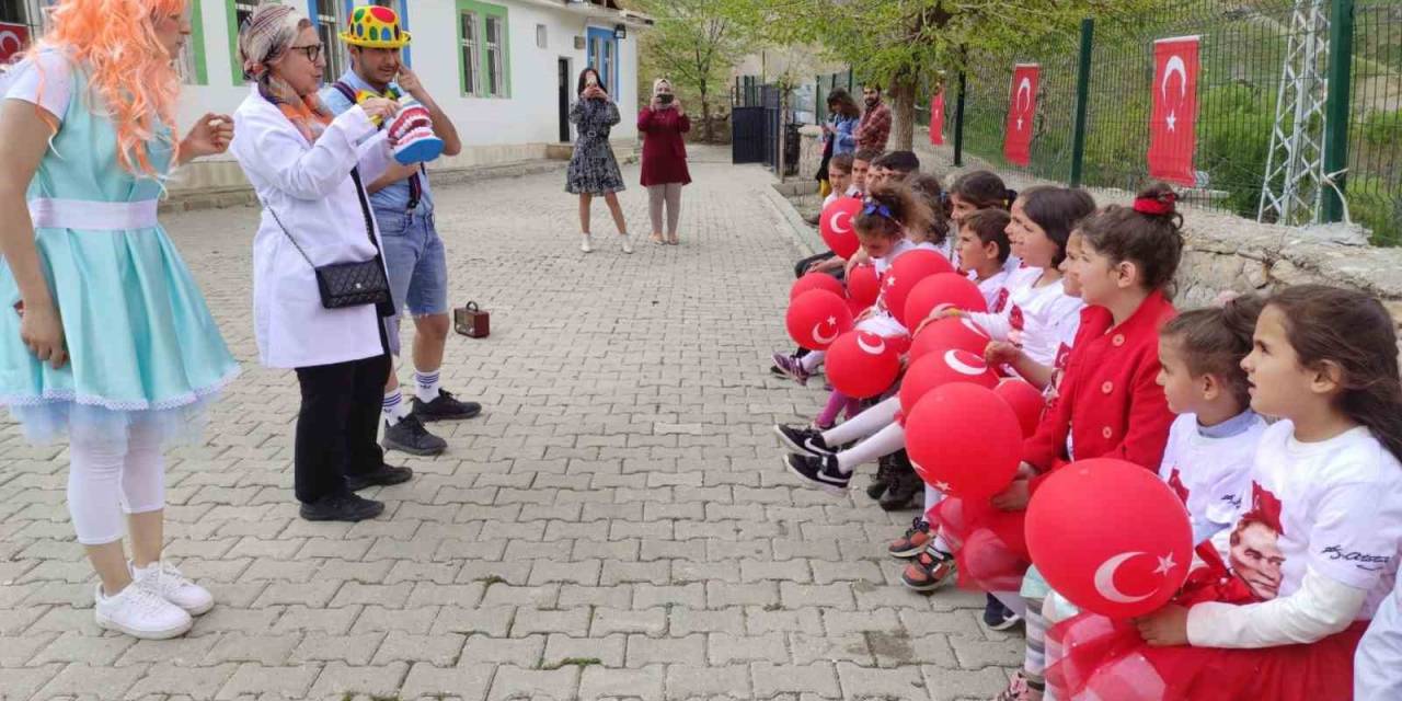 Mesafe Tanımayan Fedakar Diş Doktoru, Kendini Köy Çocuklarına Adadı