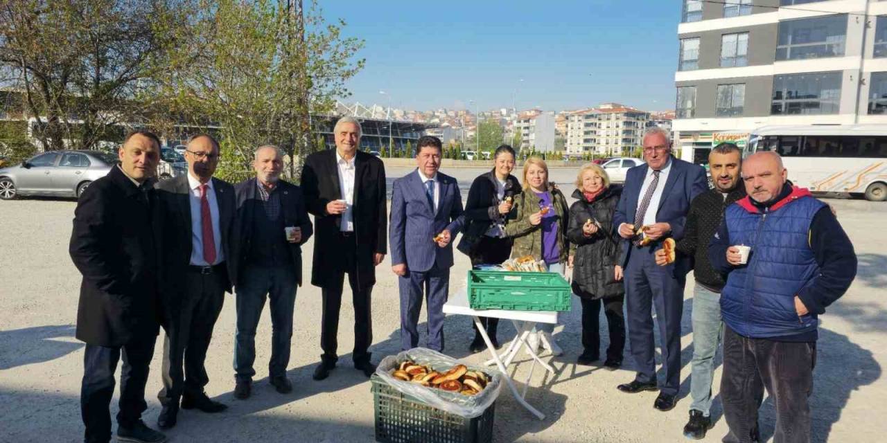 Başkan Bakkalcıoğlu, Fabrika İşçilerine Simit Ve Poğaça Dağıttı