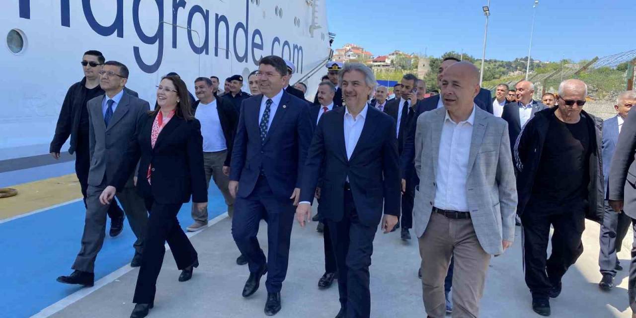 Rus Yolcuların Bulunduğu Kruvaziyer Gemiyi Limanda Bakan Yardımcısı Karşıladı