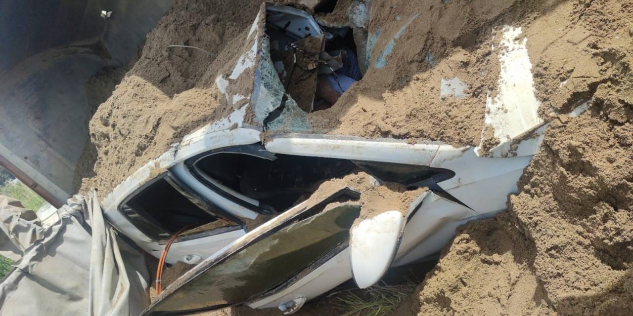İzmir’de Feci Kaza: Kum Yüklü Kamyon, Otomobilin Üzerine Devrildi