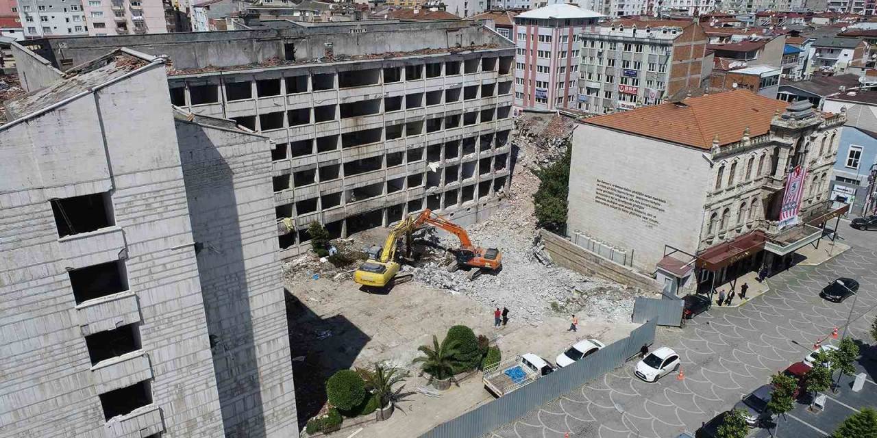 Belediye Hizmet Binasının Yıkımı Başladı
