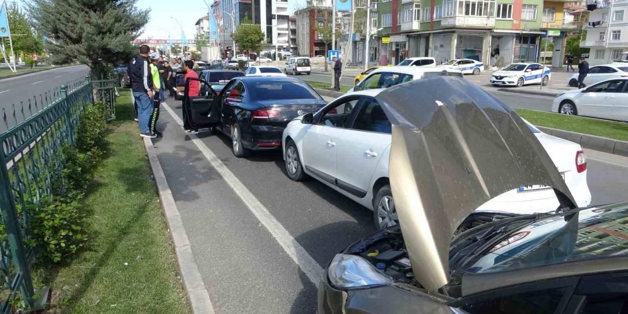 Malatya’da 5 Araç Birbirine Girdi Trafik Kilitlendi
