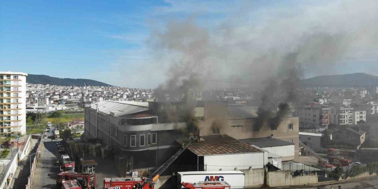Sancaktepe’de Yangın Çıkan Mobilya Atölyesi Havadan Görüntülendi