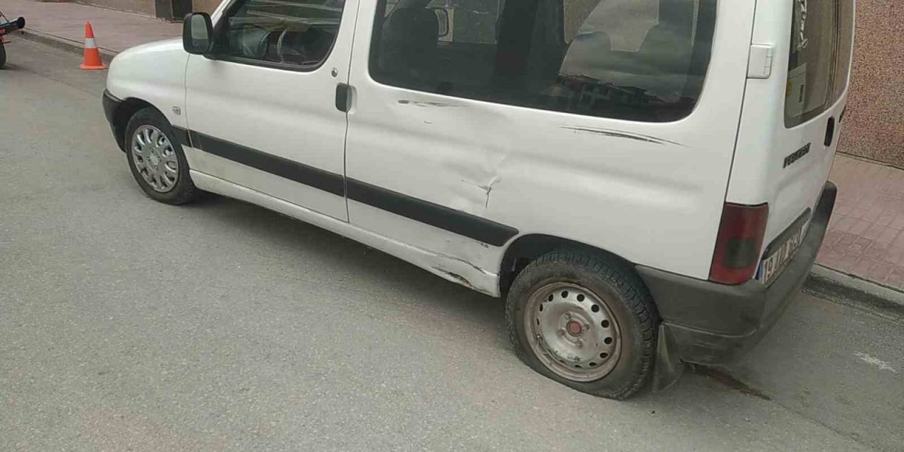 Hafif Ticari Araç Ve Motosiklet Çarpıştı: 1 Yaralı