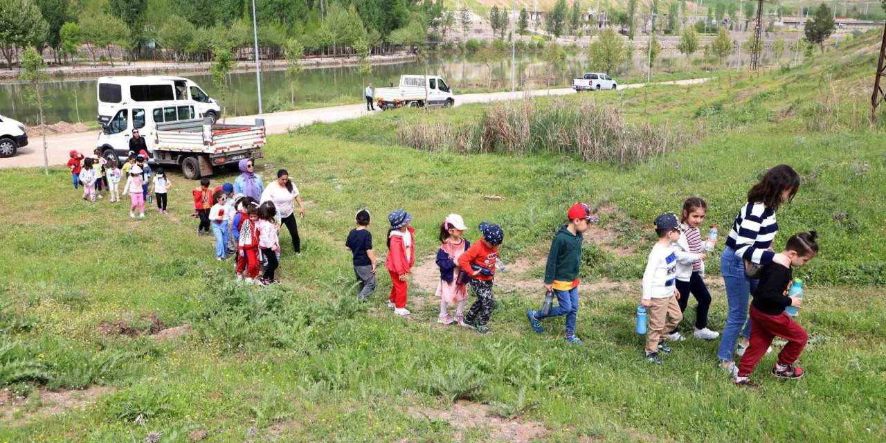 Minik Öğrenciler Depremde Hayatını Kaybedenlerin Anısına Fidan Dikti