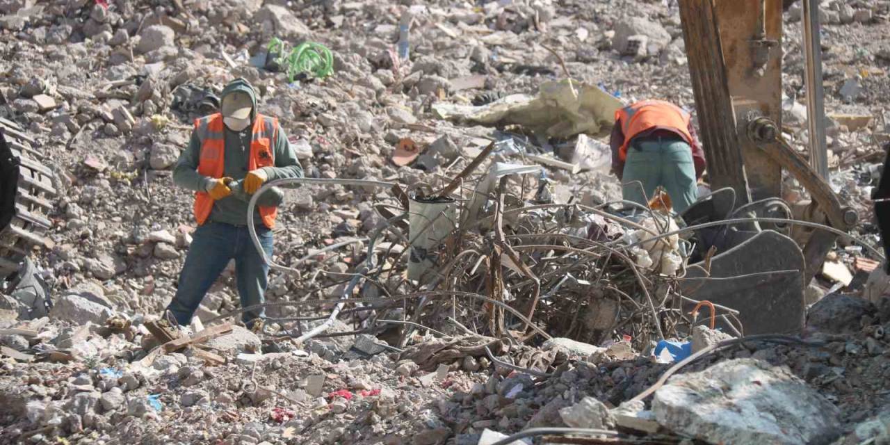 Depremden Etkilenen Diyarbakır’da İki Noktada Enkaz Kaldırma Çalışmaları Devam Ediyor