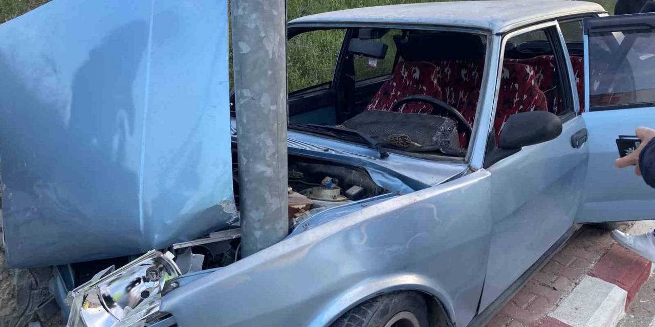 Direğe Çarpıp Hurdaya Dönen Otomobilden Burunları Bile Kanamadan Çıktılar