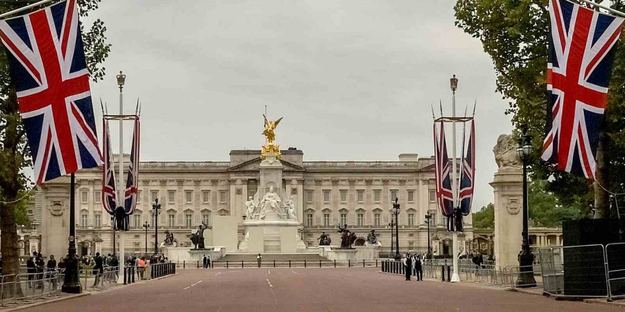 Buckingham Sarayı Önünde Silahlı Olduğu Şüphesiyle Bir Kişi Gözaltına Alındı