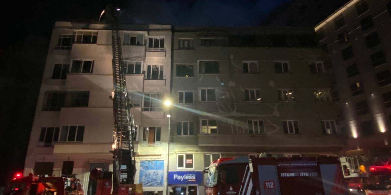 Beyoğlu’nda 5 Katlı Metruk Binanın Çatısı Alev Alev Yandı