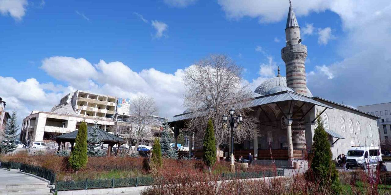 Eski Belediye Binasında Yıkım Hızla Sürüyor