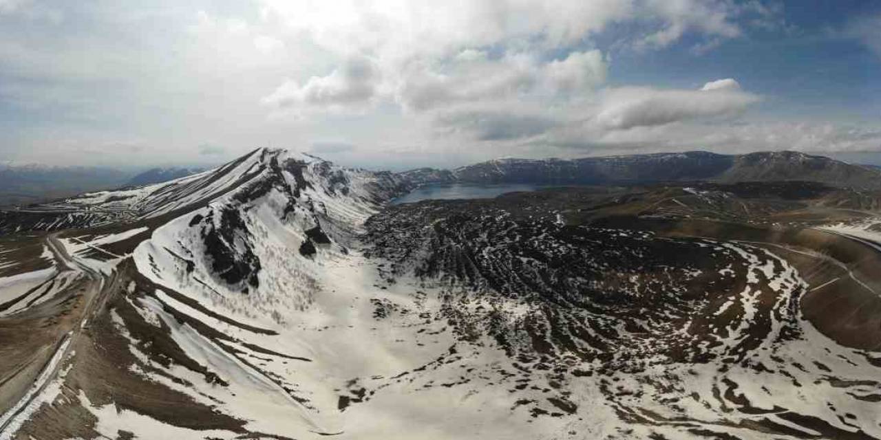 Nemrut Kalderası İlkbaharla Birlikte Görsel Şölen Sunuyor
