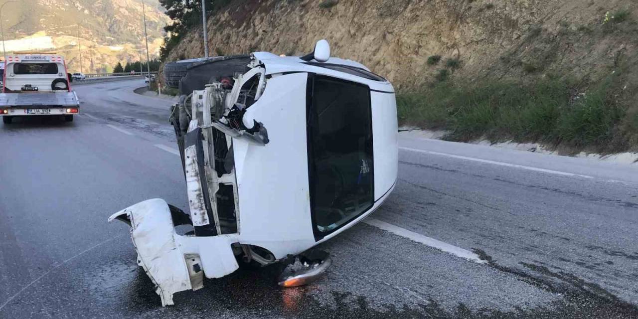 Bilecik’te Devrilen Otomobilde Bulunan 2 Kişi Yaralandı