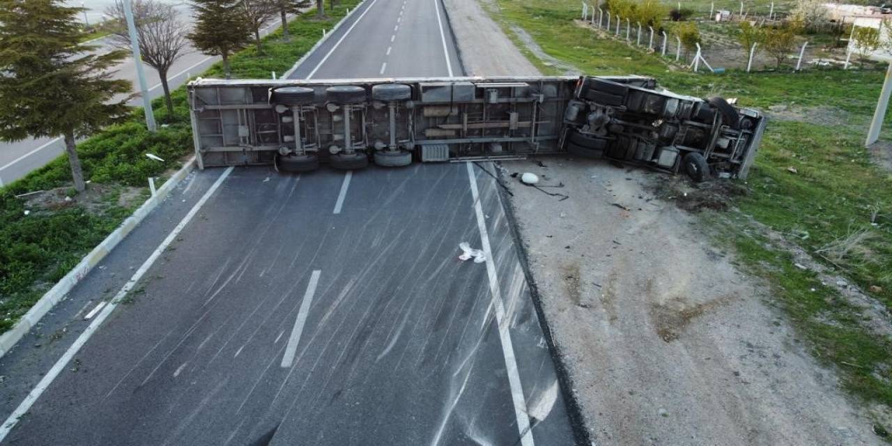 Panel Yüklü Tır Devrildi, Karayolunun Bir Yönü 2 Saat Trafiğe Kapalı Kaldı